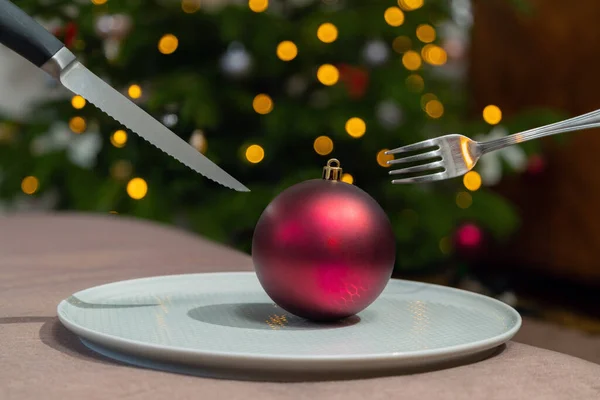 Pomysł Świąteczny Obiad Ozdoba Leżąca Stole Talerzu Zamazane Światła Tle — Zdjęcie stockowe