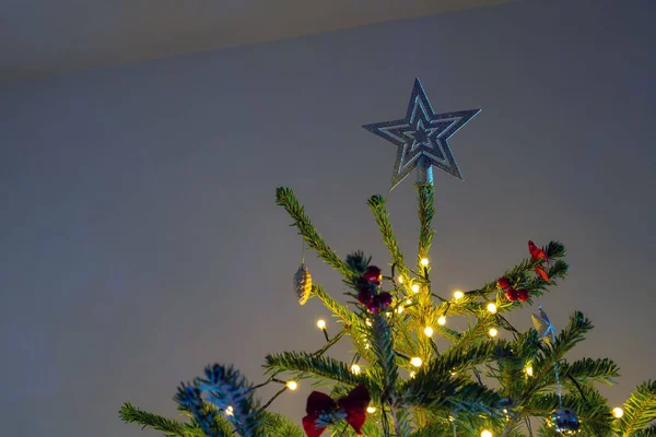Πολύχρωμα Φώτα Και Στολίδια Στο Χριστουγεννιάτικο Δέντρο Χριστουγεννιάτικα Φώτα Γιρλάντα — Φωτογραφία Αρχείου