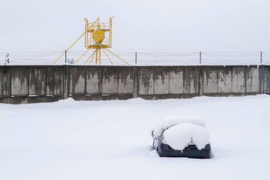Araba kalın kar tabakasıyla kaplı. Yol kenarına park etmiş kar fırtınası sonrası otomobil..