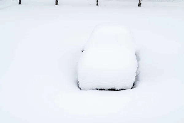 Coche Cubierto Con Gruesa Capa Nieve Automóvil Después Tormenta Nieve —  Fotos de Stock