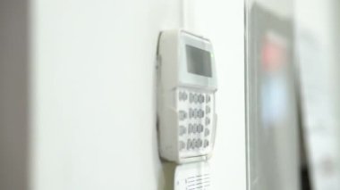 Bir apartmanda alarm sistemi, bir iş yerinde. Lastik ve hırsızlığa karşı izleme ve koruma konsolu 