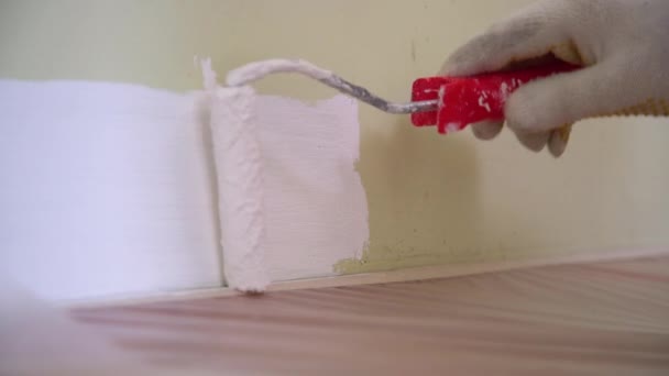 用油漆辊把双手紧握在防护工作手套上 用白色粉刷墙壁的各个角落 公寓更新的概念 家庭翻新 — 图库视频影像