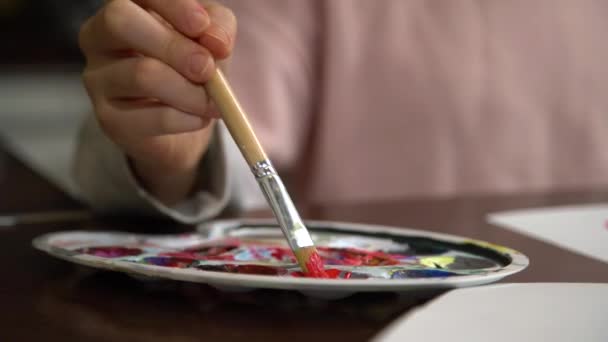 Close Artista Jovem Mão Mergulhando Pincel Tinta Tinta Vermelha Criatividade — Vídeo de Stock