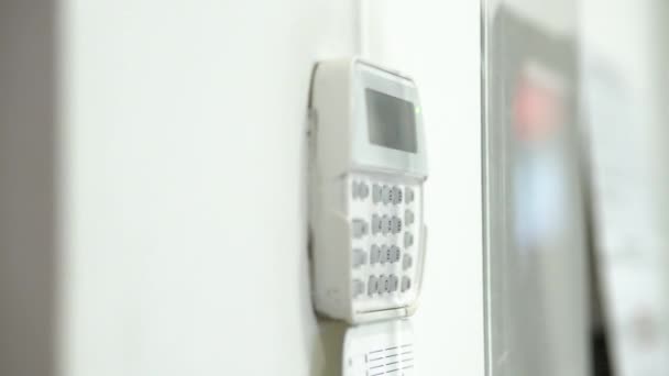 Alarmsysteem Een Appartement Kantoor Bewakings Beschermingsconsole Tegen Rubbervorming Diefstal — Stockvideo