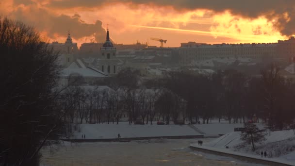 Θέα Χειμώνα Ηλιοβασίλεμα Του Vilnius Καμπαναριό Πρωτεύουσα Της Λιθουανίας Άνθρωποι — Αρχείο Βίντεο
