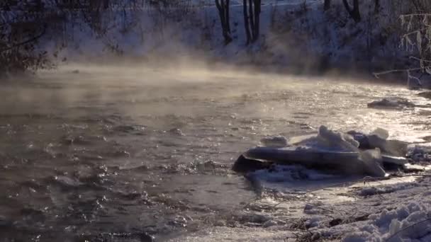 Ködös Vízfelszín Egy Hideg Téli Reggelen Elpárolgó Folyami Patak Egy — Stock videók