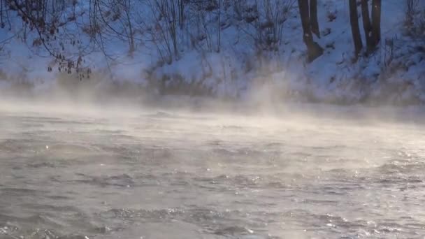 Mistig Wateroppervlak Een Koude Winterochtend Verdampende Rivierstroom Een Zonnige Vriesdag — Stockvideo