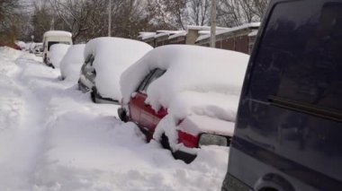 Araba kalın kar örtüsü altında fırtına üstüne fırtına. Araçlar buzun altında gömülü. Kimse. 