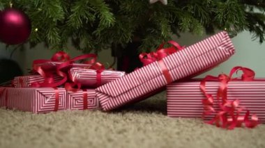 Noel ağacının altında paketlenmiş hediyeler. Süslü çam ağacının altında hediyeler. 