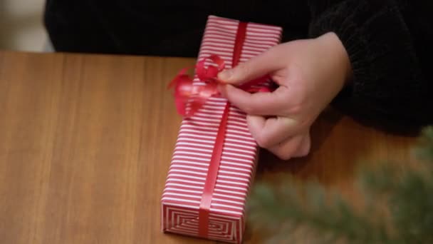 Mulher Embrulhando Presente Papel Descascado Com Fita Vermelha Mãos Embalando — Vídeo de Stock