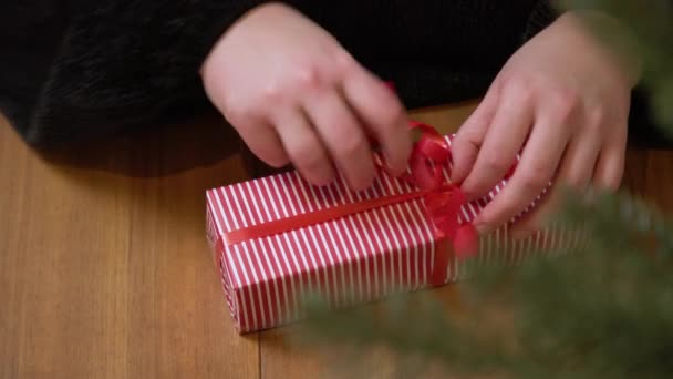 Женщина Заворачивает Подарок Раздетую Бумагу Красной Лентой Руки Упаковывают Коробку — стоковое видео