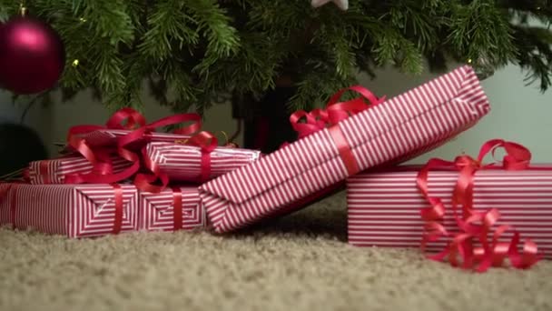 Csomagolt Ajándékok Karácsonyfa Alatt Ajándékok Díszített Fenyőfa Alatt — Stock videók