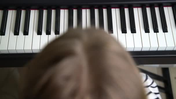 Närbild Tonåring Som Spelar Piano Hemmabruk Flicka Som Har Online — Stockvideo
