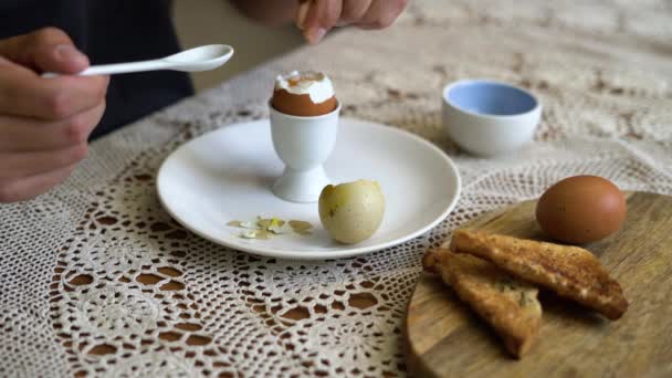Primo Piano Mangiare Gustoso Uovo Sodo Una Tazza Con Cucchiaio — Video Stock