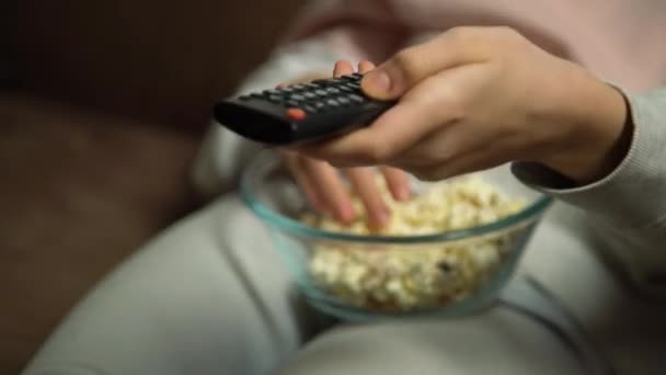 Közelről Kapcsolja Csatornát Személy Kényelmes Kanapén Eszik Popcorn Néz Házi — Stock videók