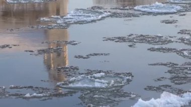 Kışın nehir akıntısındaki kilise yansımasının soyut görüntüsü. Şehirde buz akıntısı. Şehir mimarisi suda yansıtılıyor.. 