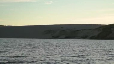 Litvanya 'daki Baltık Denizi kıyısındaki Nida kumullarının günbatımı manzarası. Turist eğlencesi