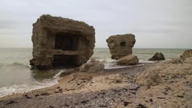 Deniz kıyısındaki terk edilmiş binalar. Savaş, Baltık denizinde çürüyen bir harabe. Liepaja, Letonya 'daki eski kale sığınakları.. 