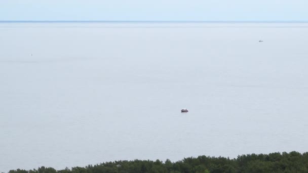 Вид Воздуха Парусную Лодку Лагуне Спокойный Облачный День Рыбацкая Лодка — стоковое видео