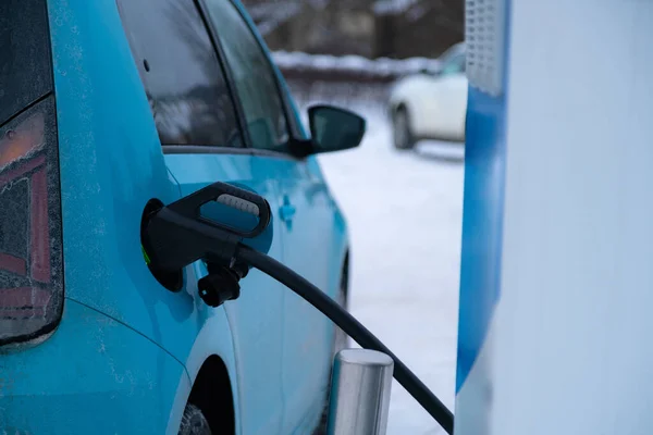 Βύσμα Φορτιστή Εισαχθεί Ηλεκτρικό Αυτοκίνητο Χιονισμένο Φόντο Χειμώνα Πράσινη Ενέργεια — Φωτογραφία Αρχείου