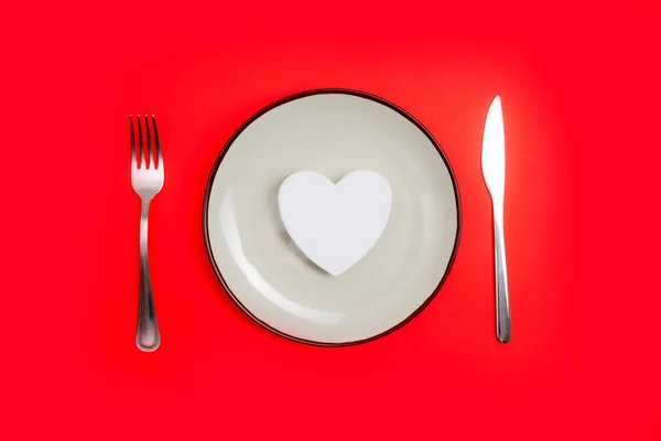 Romantyczny Pomysł Kolację Walentynkową Serce Talerzu Srebro Zużycie Czerwonym Tle — Zdjęcie stockowe