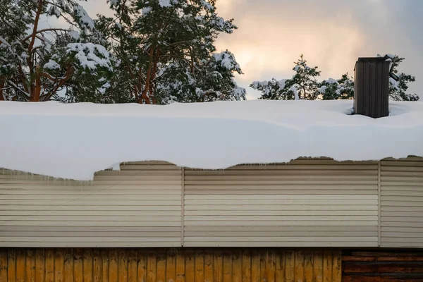 Çatının Kenarından Sarkan Kalın Kar Tabakası - Stok İmaj