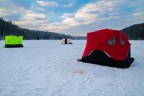 Eisangelzelt Auf Einem Zugefrorenen See Bei Sonnenuntergang Fischerlager Einem Friedlichen lizenzfreie Stockfotos