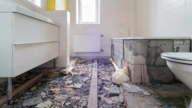 Banyo tadilatı önce ve sonra. Modern banyo odasına yeni taş fayanslar seriyorum. Katın yeniden yapılandırılmasının karşılaştırma görünümü 