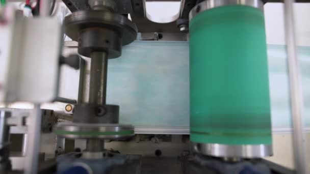 Närbild Process Medicinska Ansiktsmasker Görs Fabrik Automatiserade Maskiner För Tillverkning — Stockvideo