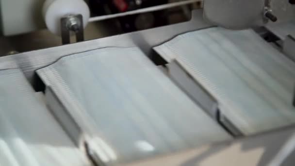 Bir Fabrikada Yapılan Tıbbi Yüz Maskelerinin Yakın Çekim Süreci Otomatik — Stok video