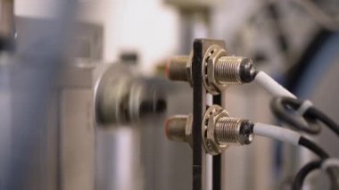 Bir fabrika makinesinin lazer sensörüne yakın çekim. Otomatik montaj hattı. 