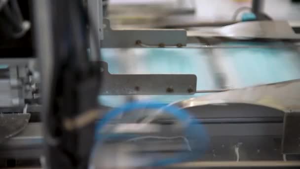 Closeup Proces Van Medische Gezichtsmaskers Wordt Gemaakt Een Fabriek Geautomatiseerde — Stockvideo