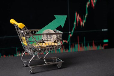 Bir değiş tokuş üzerinden şifreli para satın almak. Bitcoin 'in uzun vadeli pozisyonunu oluşturuyorum. Siyah arka planda alışveriş arabası.