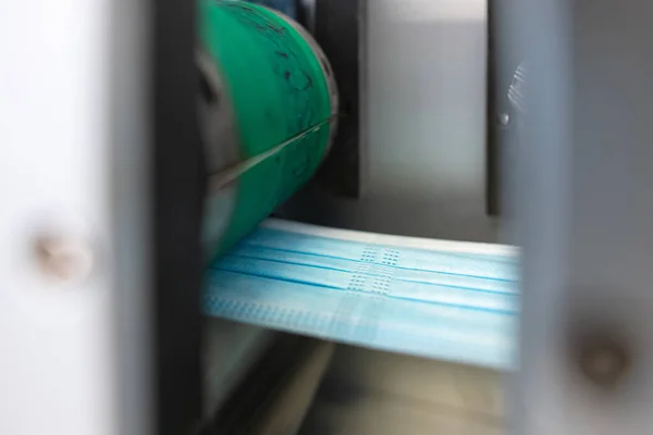 Closeup Proces Van Medische Gezichtsmaskers Wordt Gemaakt Een Fabriek Geautomatiseerde — Stockfoto