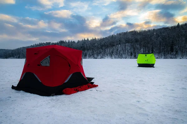 Eisangelzelt Auf Einem Zugefrorenen See Bei Sonnenuntergang Fischerlager Einem Friedlichen — Stockfoto