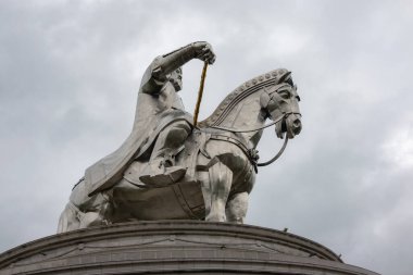 Tsonjin Boldog, Ulaanbaatar, Moğolistan - Eylül 2022 - Bulutlu bir günde Chinggis Khaan heykeli. Bir atı olan dünyanın en büyük heykellerinden biri..