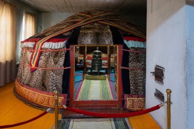 Ulaanbaatar, Moğolistan - Eylül 2022 - Bogd Khan Kış Sarayı Müzesi içinde. İmparatorun leopar derisi yurdu..