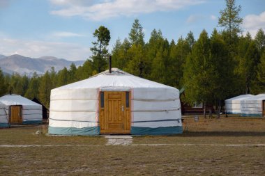 Moğolistan 'da güneşli bir günde Yurt Kampı. Kırsal kesimde Ger kamp alanı, arka planda doğa..