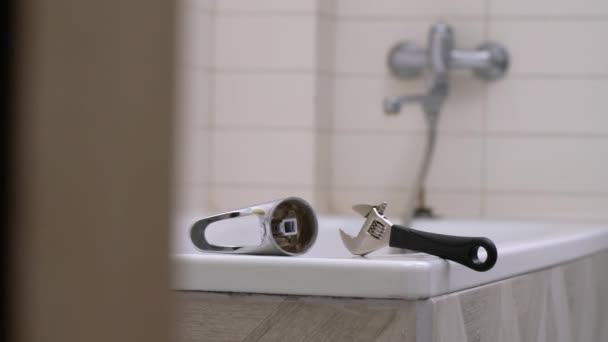 シャワー蛇口を漏れ 壊れた浴槽のハンドル 緊急修理 — ストック動画