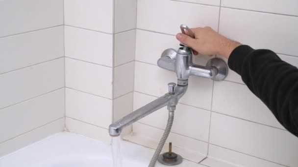 Hand Hält Undichten Duschwasserhahn Gebrochener Badewannenstiel Notreparatur — Stockvideo
