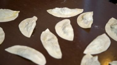 Masayı dolduran mantarlı gyoza köftelerini ele alalım.. 
