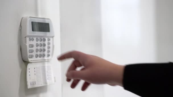 Hand Invoeren Alarmsysteem Wachtwoord Van Een Appartement Huis Kantoor Bewakings — Stockvideo