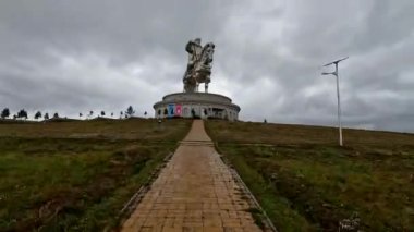 Tsonjin Boldog, Ulaanbaatar, Moğolistan - Eylül 2022 - Bulutlu bir günde Chinggis Khaan heykeli. Bir atı olan dünyanın en büyük heykellerinden biri.. 