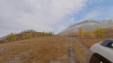 Khovsgol, Moğolistan - Eylül, 2022 - Moğol çöllerinde av gezisine çıkan SUV aracı. 