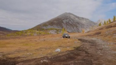 Khovsgol, Moğolistan - Eylül, 2022 - Moğol çöllerinde av gezisine çıkan SUV aracı. 