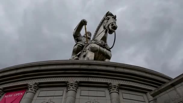蒙古乌兰巴托Tsonjin Boldog 2022年9月 在阴天的Chinggis Khaan雕塑 马的世界上最大的雕塑之一 — 图库视频影像