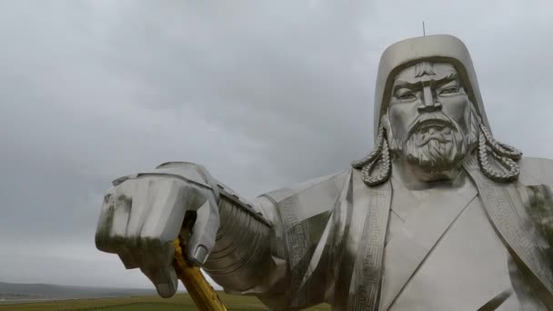蒙古乌兰巴托Tsonjin Boldog 2022年9月 在阴天的Chinggis Khaan雕塑 马的世界上最大的雕塑之一 — 图库视频影像