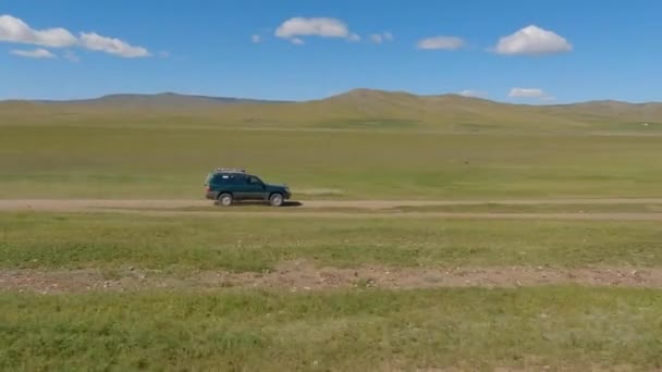蒙古科夫斯戈尔 2022年9月 越野车驶入蒙古荒野狩猎探险 — 图库视频影像
