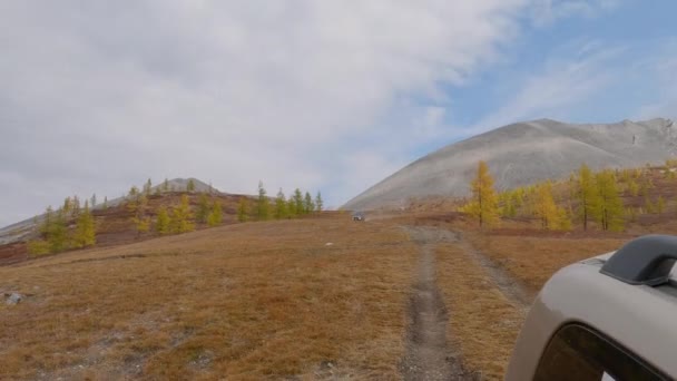 蒙古科夫斯戈尔 2022年9月 越野车驶入蒙古荒野狩猎探险 — 图库视频影像