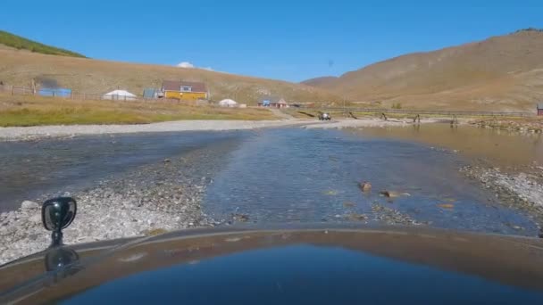 Khovsgol Mongolsko Září 2022 Suv Auto Přejíždí Horskou Řeku Vjíždí — Stock video